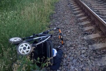"Коляску зі шляхів прибрати не встигла": трагедія сколихнула Дніпро, кадри і деталі НП