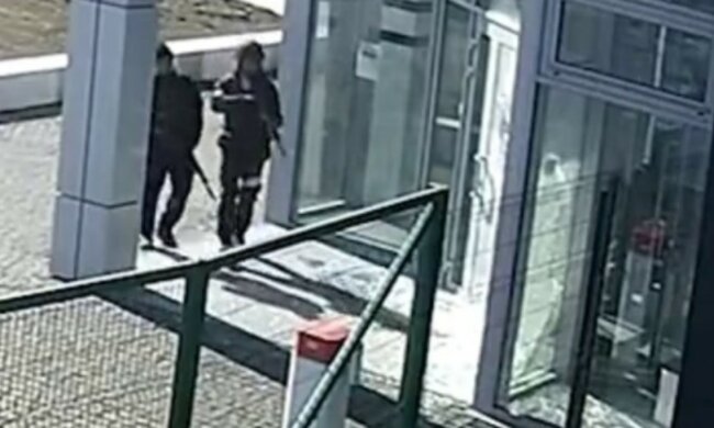 "Даже обыскали": оккупанты, обстреливая мирных в спины, попали на камеры наблюдения