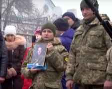 Молодого бойца ВСУ провели в последний путь под Днепром, все в слезах: видео прощания