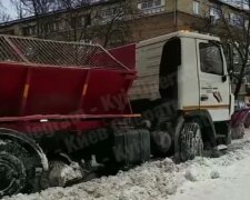 У Києві снігоприбиральна машина застрягла посеред дороги, паралізувавши весь рух: відео