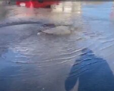 Под Одессой вода залила улицу, пострадали многоэтажки и школы: видео ЧП