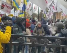 Украинцы взбунтовались под Радой, произошли столкновения с полицией: кадры с места события