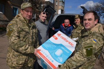 Предприниматели из Славянска подарили украинским военным в зоне АТО бытовую технику (фото)