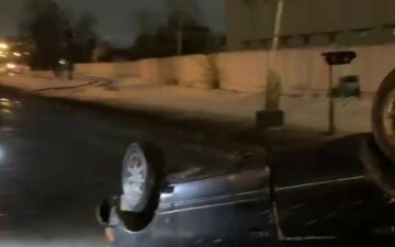 Пьяный водитель перевернул авто и пытался скрыться с места ДТП: кадры аварии в Киеве