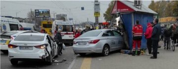 Масштабное ДТП с жертвами в Киеве, водитель снес пешеходов: "Стояли на остановке...", фото