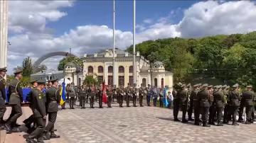 У чорних костюмах: Зеленський з дружиною приїхали на похорон, фото з церемонії