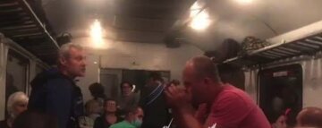 Пасажири електрички влаштували епічну бійку під Києвом: відео баталій