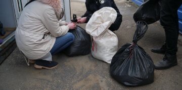 "Зав'язали в пакет": в Одесі на смітнику знайшли дев'ять щенят, фото
