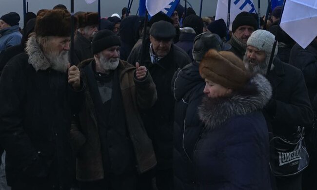 На Институтскую нагнали бомжей с засаленными бородами – журналист (фото)