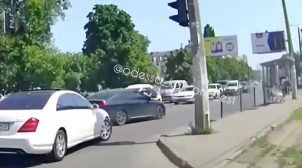 Лексус на скорости снес девушку в Одессе, момент попал на видео: "Переходила на зеленый"