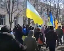 Українці вийшли на мітинг проти окупантів у Каховці, кількість людей вражає: "Не бояться"