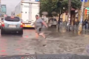 Річки на дорогах і численні Затори: Київ пішов під воду, відео наслідків