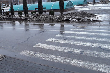 Прямо на пішохідній зоні: чоловік провалився люк у центрі Дніпра, фото