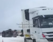 Слетела с дороги и перевернулась: суровая непогода продолжает творить беду на Одесчине , видео