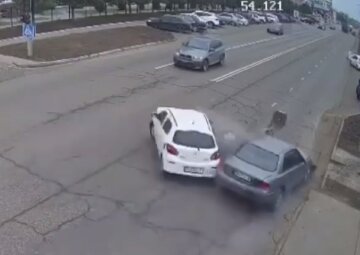 Эпичное ДТП под Одессой попало на видео: авто развернуло несколько раз