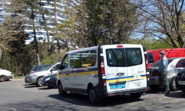 В Одесі знищують дерева в розпал карантину, поліцію підняли по тривозі: кадри
