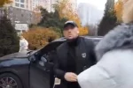 В Одессе автохам на  Porsсhe напал на девушек, которых чуть не сбил, видео: "Чего вы такие умные?"