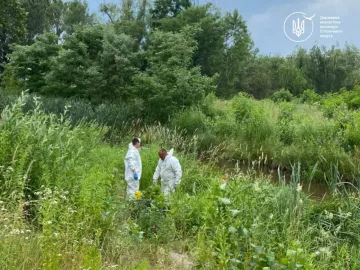 Екологи попередили киян: ворожий удар по нафтобазі отруїв озеро Кирилівське, рятувальники блокують розлив