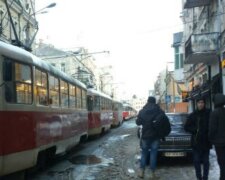 В Харькове трамвай с пассажирами сошел с рельсов: кадры с места ЧП