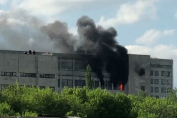 "Чорні стовпи диму вилітають з вікон": пожежа спалахнула на заводі в Харкові, фото