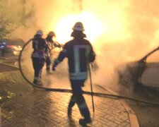 Мощный пожар вспыхнул посреди жилого комплекса в Одессе, огонь охватил машины: видео ЧП