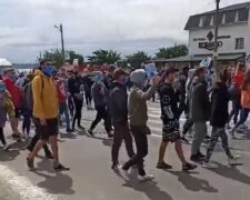 Курортне селище повстав проти карантину, траса на Одесу перекрита: відео того, що відбувається