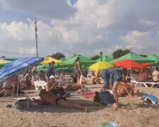 Отдыхающим было безразлично: трагедия случилась с мужчиной на пляже в Одессе, видео