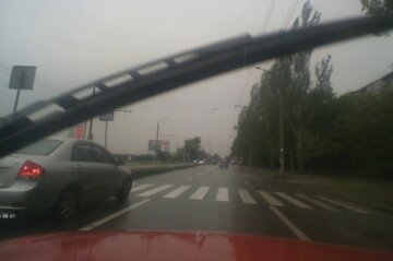 Таксист вразив неадекватною витівкою жителів Дніпра, фото облетіло мережу: "прямо на переході"