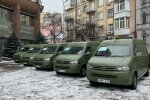 Колектив Київміськбуду передав автомобілі для ЗСУ