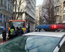 У Києві "героїня парковки" заблокувала евакуатор і вимагає оформити викрадення авто: з'їхалася поліція, відео