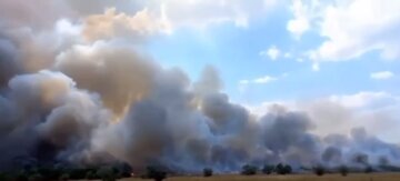 дим, вибухи, полігон у Криму
