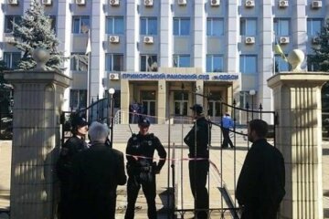 Неизвестные обстреляли одесский суд: кадры с места и первые подробности