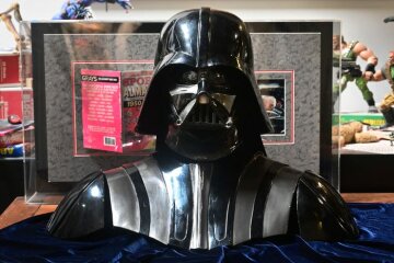 Шлем Дарта Вейдера и не только: топ самых дорогих вещей знаменитостей, которые ушли с молотка