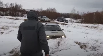 Водій показав, як за допомогою підручних засобів витягнути авто зі снігу та бруду: відео лайфхаку