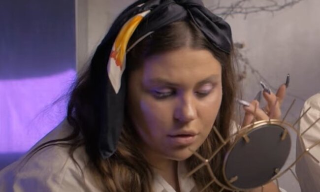 Солістка KAZKA перетворилася на красуню з показів нижньої білизни, зовсім як у Ріанни: яскраве відео