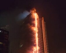Небоскреб полыхает в центре города: очевидцы снимают, как горят почти все этажи
