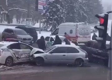 Аварія з поліцейським авто потрапила на відео в Одесі: "Іхали на червоний"