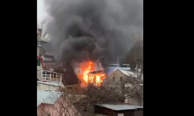 Пожар разгорелся на побережье в Одессе, столб огня и черный дым видны издалека: видео ЧП