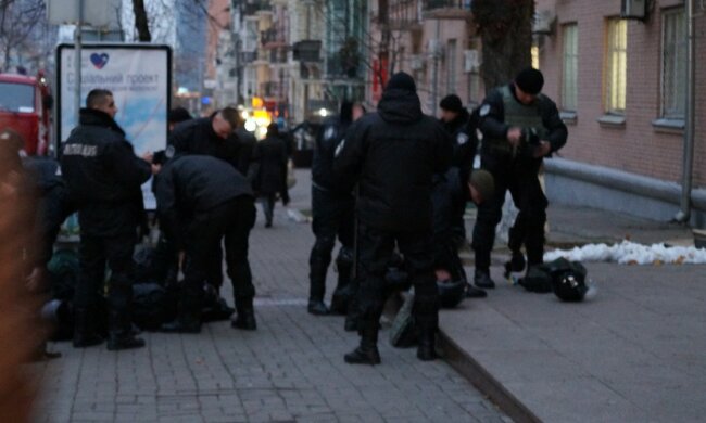 Каски і бронежилети: як “чорні чоловічки” готуються до віче на Майдані (фото)