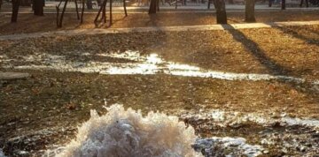 "Гены нет, но фонтанное дело живет": в Харькове прорвало трубу, горожане остались без горячей воды
