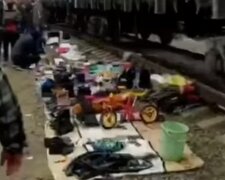 У Києві "барахольники" осіли прямо на залізничних коліях, відео: "наступають 90-ті"