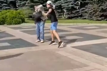 Депутата облили сечею під будівлею Харківської облради: кадри інциденту