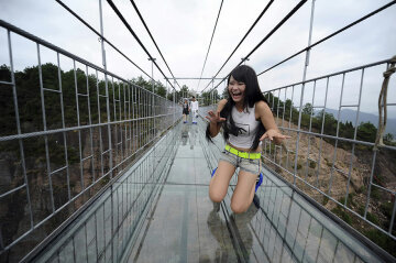 В Китае построили самый длинный стеклянный мост (фото)