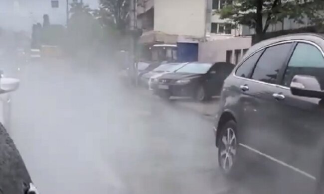 Центр Києва залило окропом після аварії: відео потопу