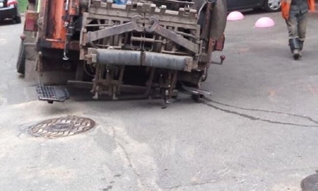 Сміттєвоз пішов під асфальт у центрі Києва, фото НП: "По саме днище"