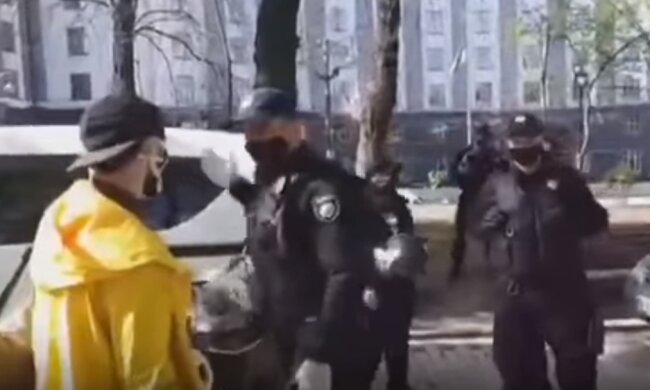 Полиция напала на журналистов под Кабмином, появилось видео: "Или убираешь, или я сломаю"