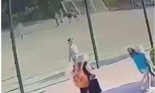 Момент падения ворот на 6-летнего ребенка попал на камеру: что с мальчиком