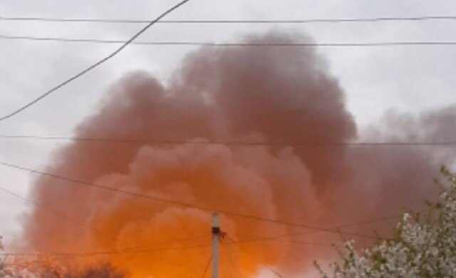 "Палять в недозволеному місці?": в Донецьку горить нафтобаза, з'явилися кадри