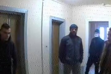 Шайка молодиків оббивають пороги дніпрян, городяни в паніці: "Просять відкрити двері і..."