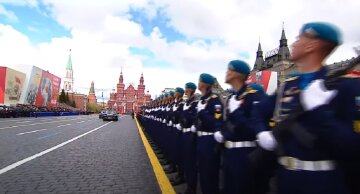 Парад российской военной техники вызвал приступ смеха в Сети: "Какой музей ограбили?"